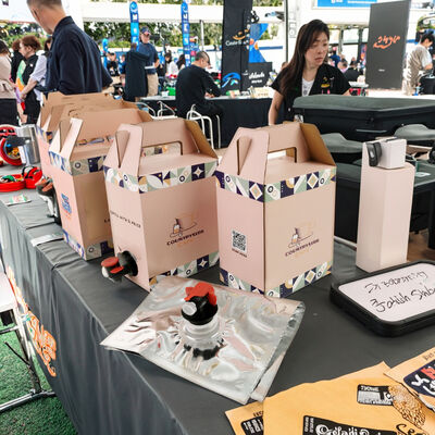 Túi bề mặt kết cấu trong hộp thùng nhựa với vòi nước thích hợp cho các ứng dụng đóng gói chất lỏng cấp thực phẩm