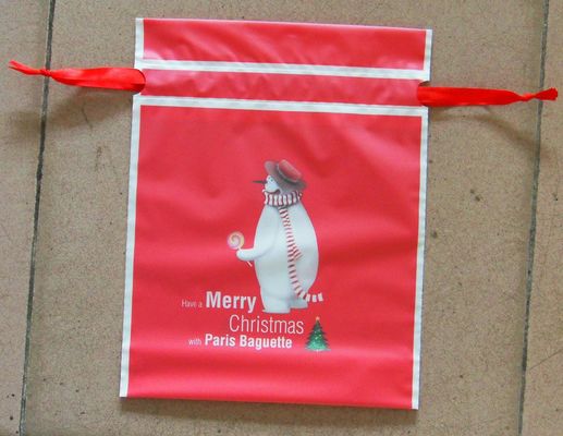 Chất liệu hai lớp màu đỏ bên ngoài CPE + bên trong túi đựng quà bằng nhựa PE, túi đựng quà bằng dây rút với ruy băng